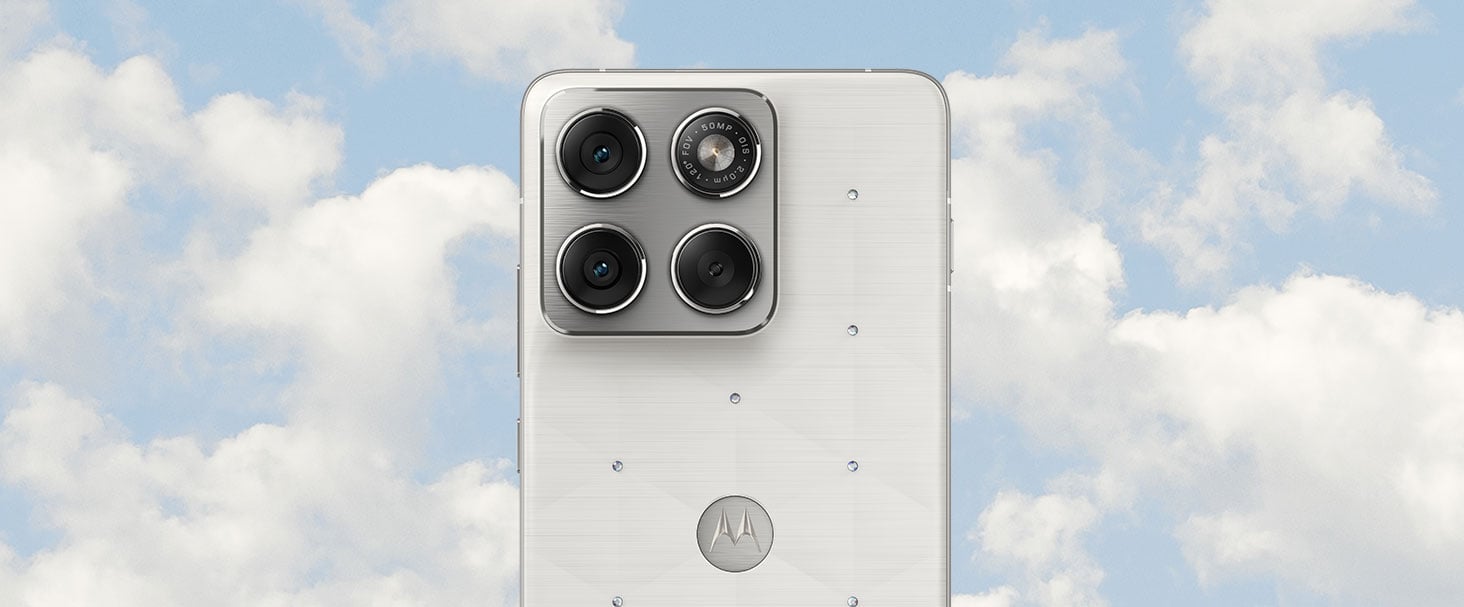 Zbliżenie eksponujące potrójny aparat fotograficzny i logotyp na pleckach smartfona motorola edge 70